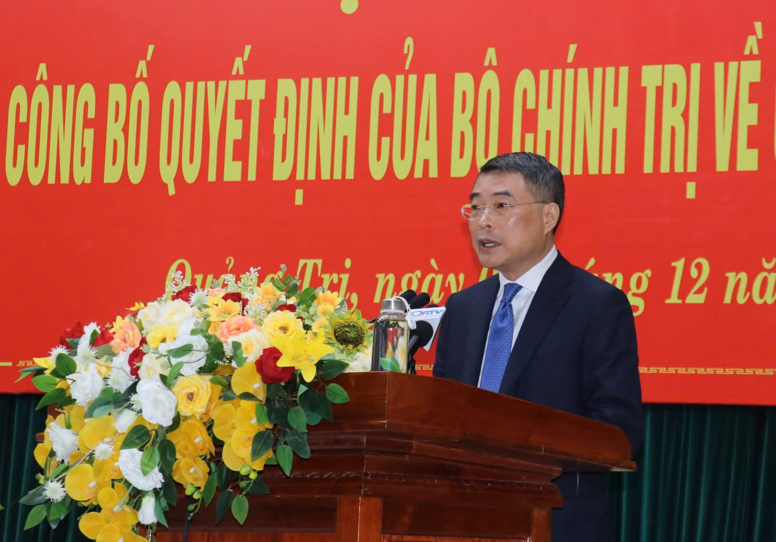 Đồng chí Lê Minh Hưng phát biểu giao nhiệm vụ cho tân Bí thư Tỉnh ủy Quảng Trị Nguyễn Long Hải.
