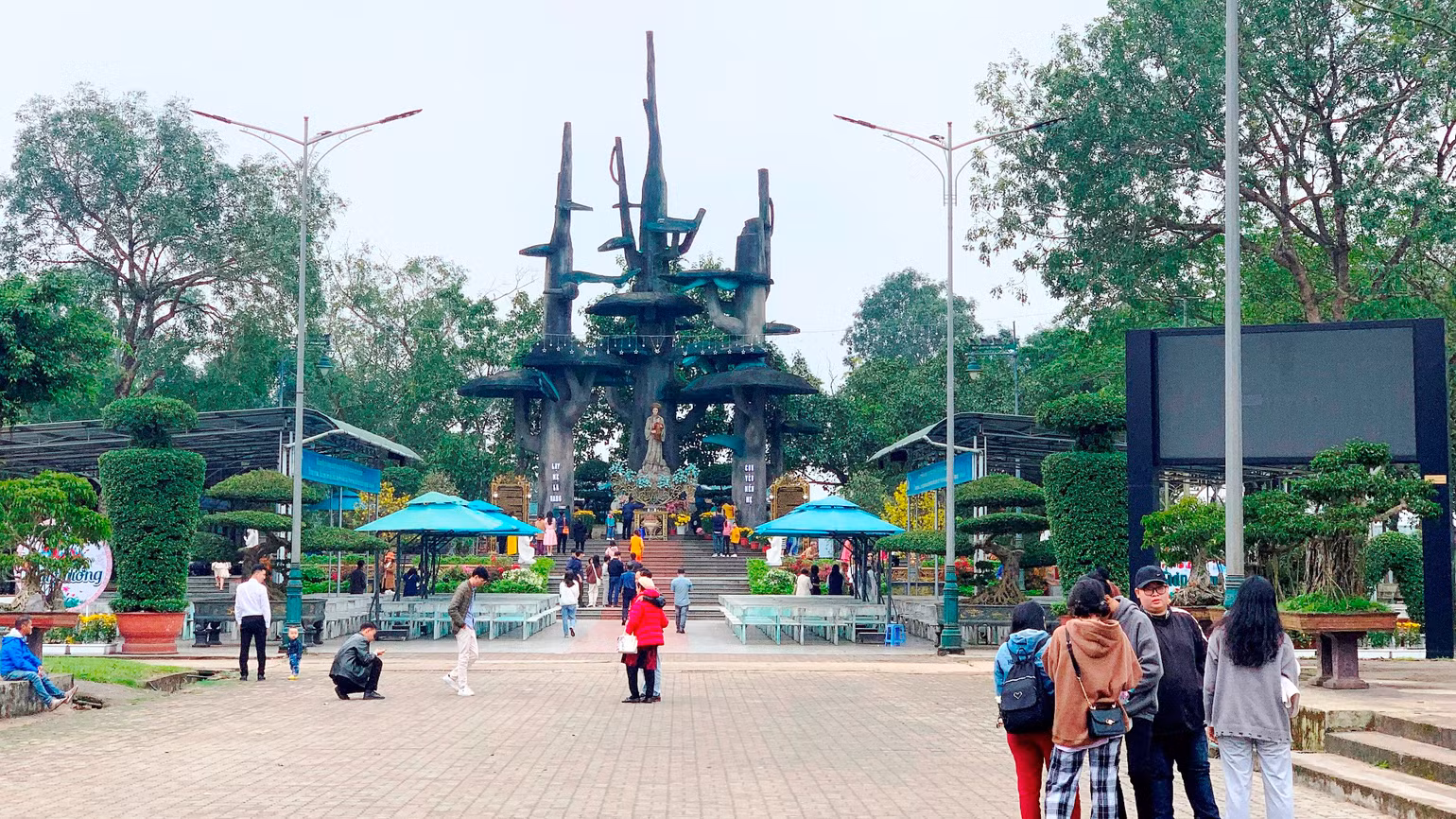 Du khách thích thú khi đến thăm Trung tâm hành hương Đức Mẹ La Vang ở huyện Hải Lăng. Du khách thích thú khi đến thăm Trung tâm hành hương Đức Mẹ La Vang ở huyện Hải Lăng.