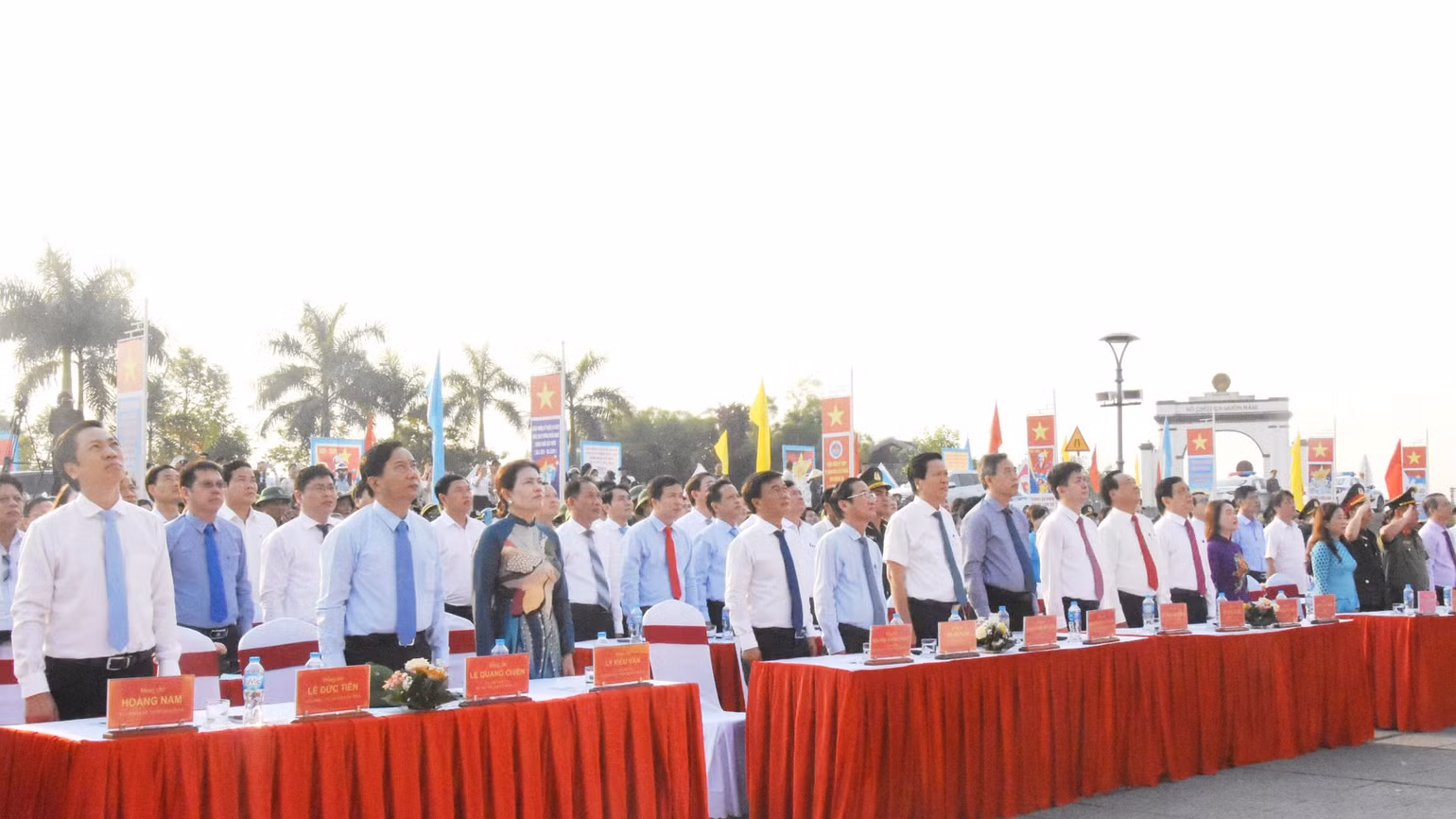 Các đại biểu tham gia Lễ Thượng cờ "Thống nhất non sông".