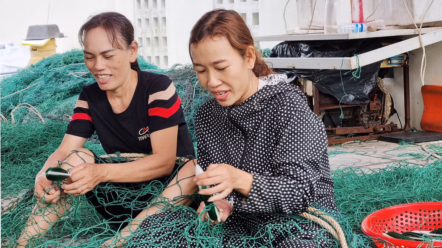 Đàn ông đi khai thác biển, phụ nữ ở nhà đan, vá lưới chuẩn bị cho chuyến đi biển tiếp theo. Đàn ông đi khai thác biển, phụ nữ ở nhà đan, vá lưới chuẩn bị cho chuyến đi biển tiếp theo.
