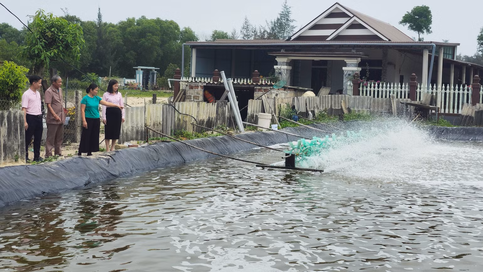 Cán bộ Phòng Giao dịch Ngân hàng Chính sách xã hội huyện Gio Linh kiểm tra hiệu quả sử dụng nguồn vốn vay của chị Hồ Thị Nhàn ở thôn 5, xã Gio Hải. Cán bộ Phòng Giao dịch Ngân hàng Chính sách xã hội huyện Gio Linh kiểm tra hiệu quả sử dụng nguồn vốn vay của chị Hồ Thị Nhàn ở thôn 5, xã Gio Hải.