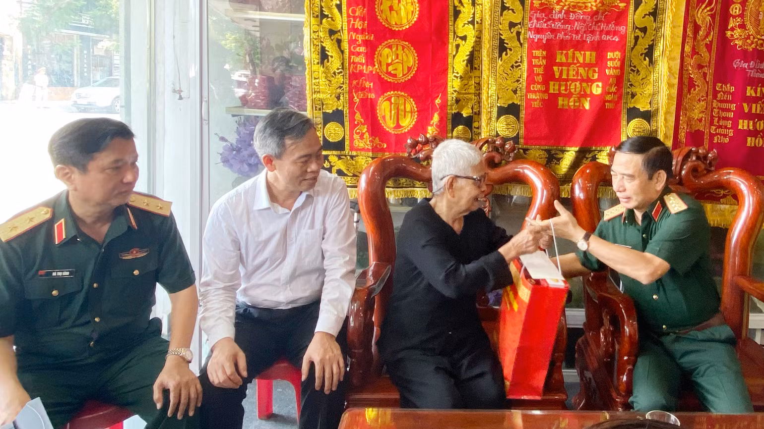 Đại tướng Phan Văn Giang cùng lãnh đạo tỉnh Quảng Trị thăm, tặng quà gia đình bà Lê Thị Thanh ở thành phố Đông Hà.