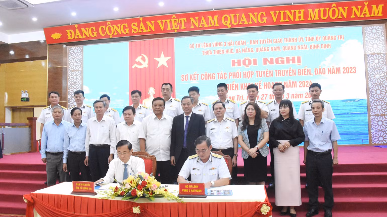Ban Tuyên giáo Tỉnh ủy Quảng Trị ký cam kết phối hợp tuyên truyền biển, đảo với Vùng 3 Hải quân. Ban Tuyên giáo Tỉnh ủy Quảng Trị ký cam kết phối hợp tuyên truyền biển, đảo với Vùng 3 Hải quân.