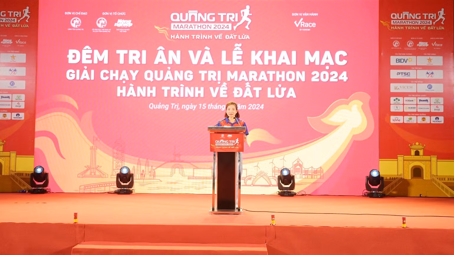 Vận động viên Nguyễn Thị Oanh thay mặt 3.000 vận động viên tham dự giải phát biểu. Vận động viên Nguyễn Thị Oanh thay mặt 3.000 vận động viên tham dự giải phát biểu.