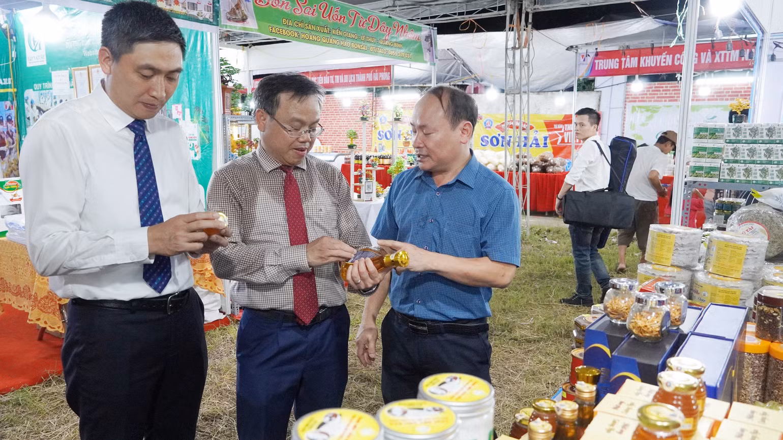 Lãnh đạo tỉnh Quảng Trị và đại diện Bộ Công thương thăm gian hàng các doanh nghiệp đến từ Thái Lan.