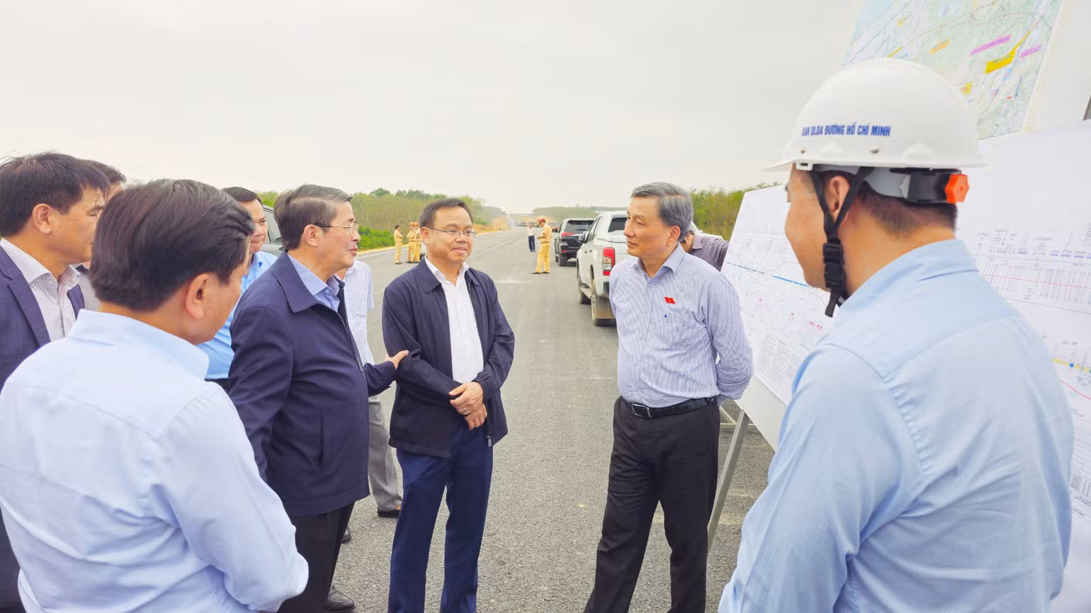 Phó Chủ tịch Quốc hội Nguyễn Đức Hải nghe Ban Quản lý Dự án Đường Hồ Chí Minh báo cáo tiến độ thi công tuyến Cam Lộ- Vạn Ninh đoạn qua xã Cam Tuyền, huyện Cam Lộ.