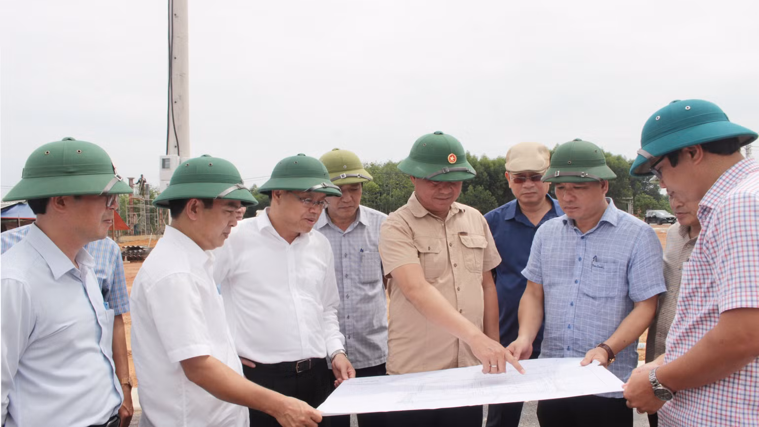 Lãnh đạo tỉnh Quảng Trị kiểm tra tiến độ thực hiện khu tái định cư Vĩnh Hà, huyện Vĩnh Linh. Lãnh đạo tỉnh Quảng Trị kiểm tra tiến độ thực hiện khu tái định cư Vĩnh Hà, huyện Vĩnh Linh.