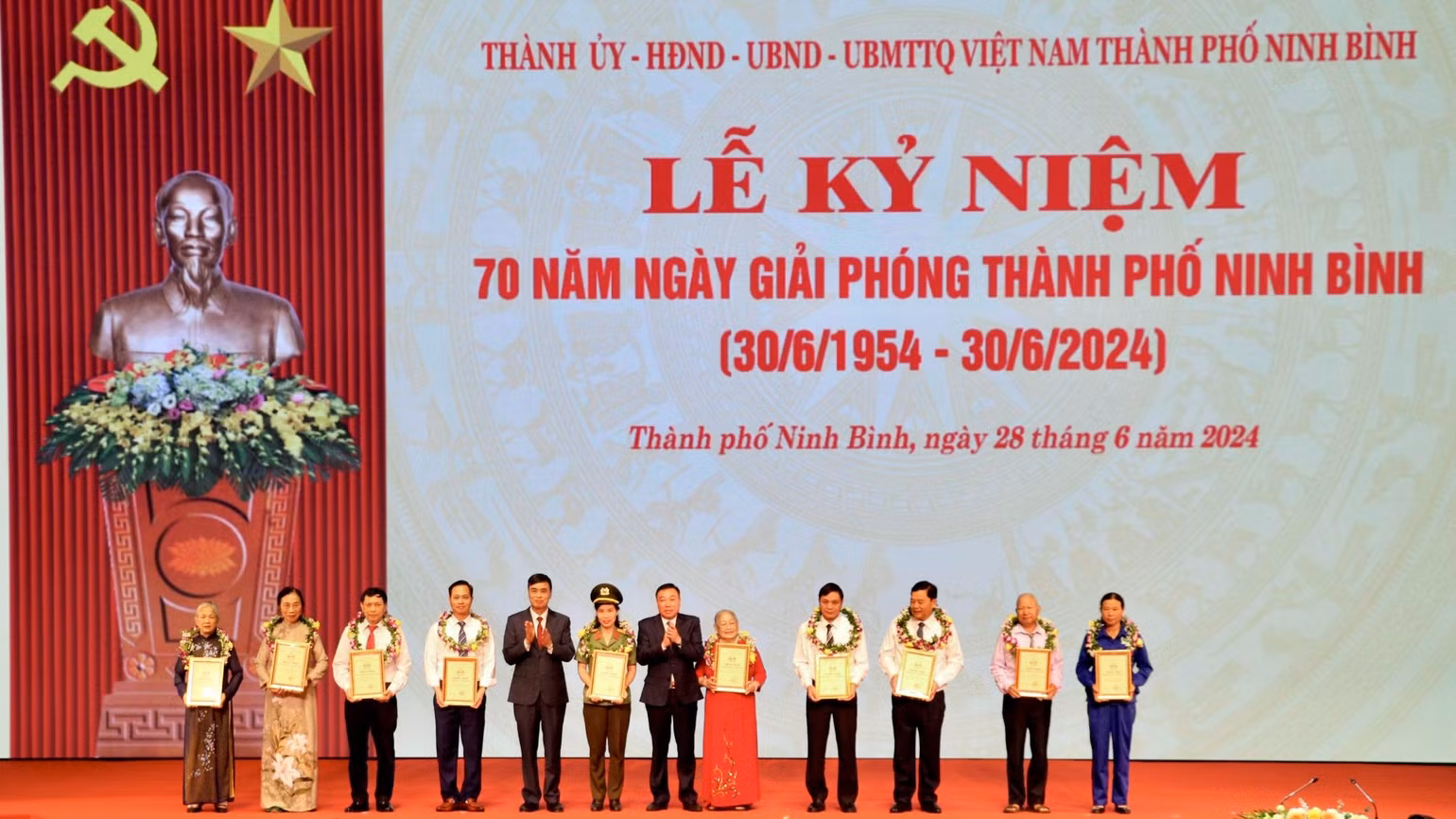 Dịp này, 10 cá nhân có thành tích xuất sắc trong phong trào thi đua yêu nước và xây dựng thành phố Ninh Bình được tuyên dương và công nhận danh hiệu “Công dân thành phố Ninh Bình tiêu biểu”.