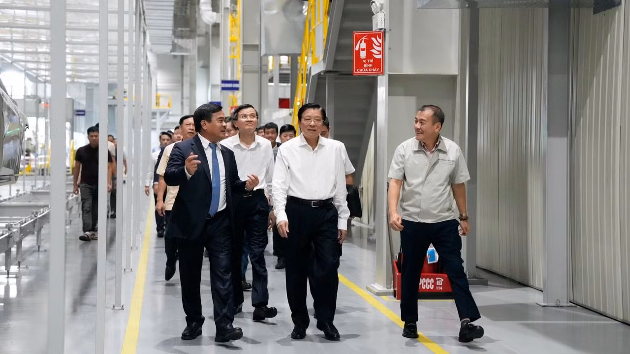 Đoàn công tác Tiểu ban Văn kiện Đại hội XIV của Đảng đi khảo sát thực tế tại Nhà máy sản xuất, lắp ráp ô-tô Hyundai Thành Công số 2.