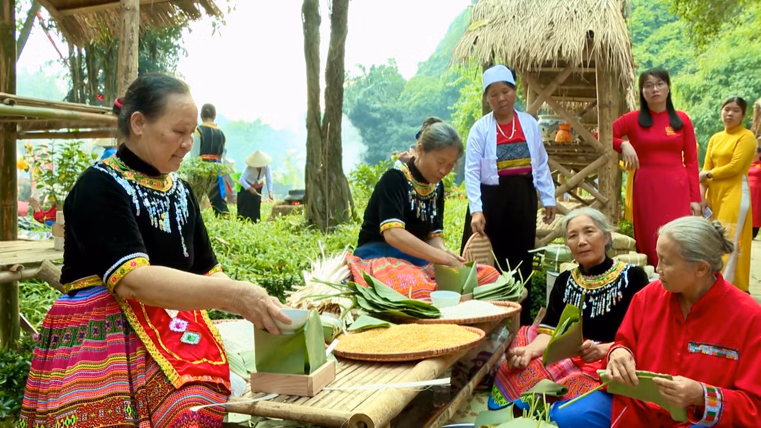Không gian tái hiện cách thức làm nông sơ khai như: gặt lúa, nấu cơm, đồ xôi, gói bánh chưng… truyền thống của dân tộc với sự tham gia của đông đảo nhân dân và du khách.