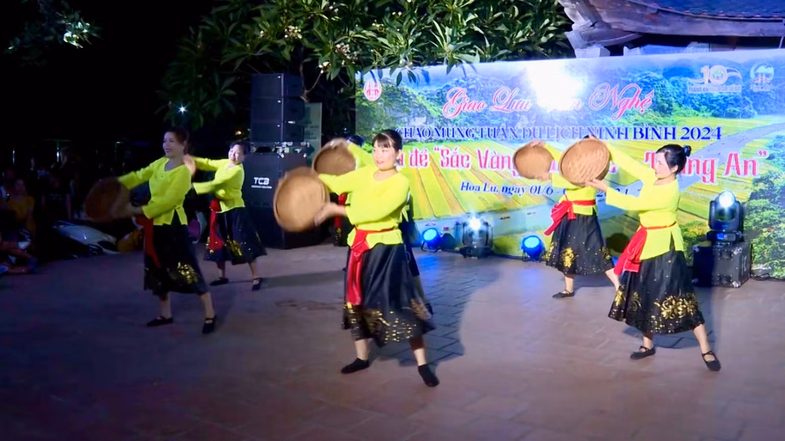 Du khách thưởng thức những giai điệu nghệ thuật dân gian mượt mà, sâu lắng, hòa mình vào những màn biểu diễn sôi động của những người dân địa phương.