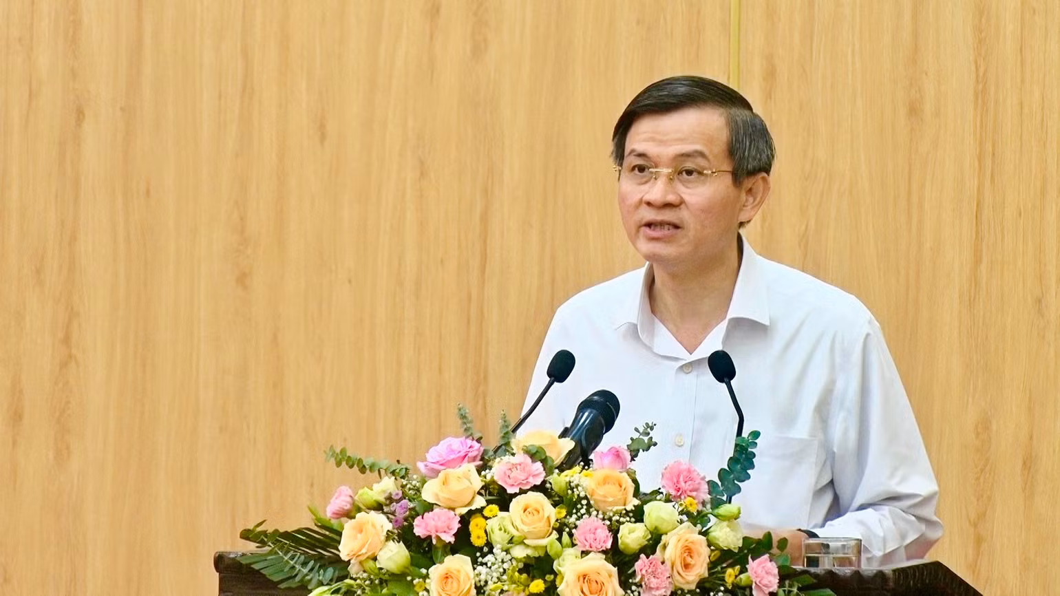 Bí thư Tỉnh ủy Ninh Bình Đoàn Minh Huấn nhấn mạnh, đây là 2 tác phẩm có giá trị tư tưởng và lý luận sâu sắc, giúp cán bộ, đảng viên và các tầng lớp nhân dân có nhận thức đầy đủ, toàn diện về quá trình ra đời, vai trò, sứ mệnh, sự cống hiến của Đảng đối với sự nghiệp cách mạng dân tộc và quan điểm lãnh đạo, chỉ đạo nhất quán, xuyên suốt của Đảng ta, đứng đầu là đồng chí Tổng Bí thư Nguyễn Phú Trọng trong xây dựng và triển khai đường lối đối ngoại, ngoại giao Việt Nam trong thời kỳ mới.