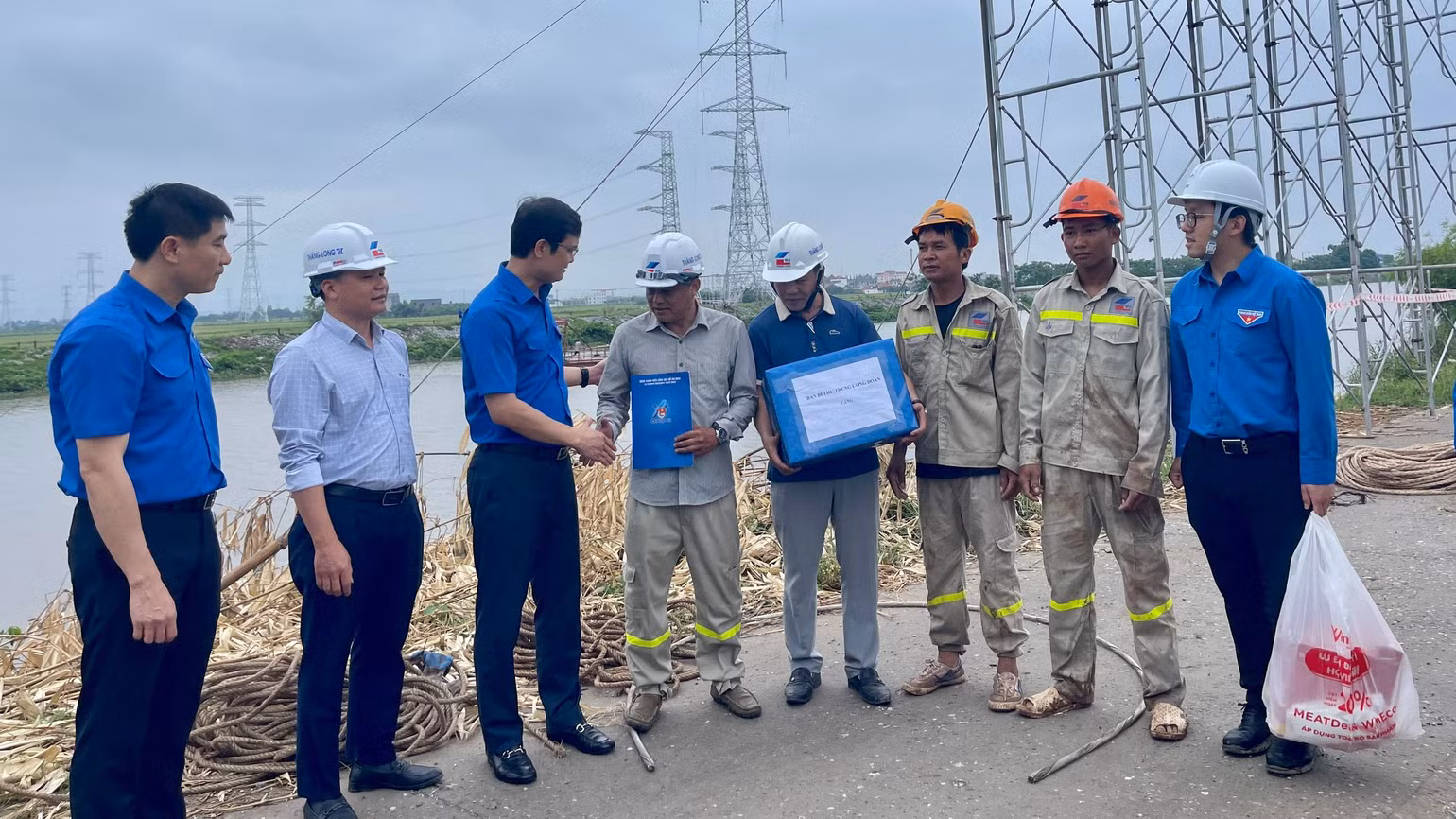 Đoàn công tác tặng quà, động viên đơn vị thi công công trình.