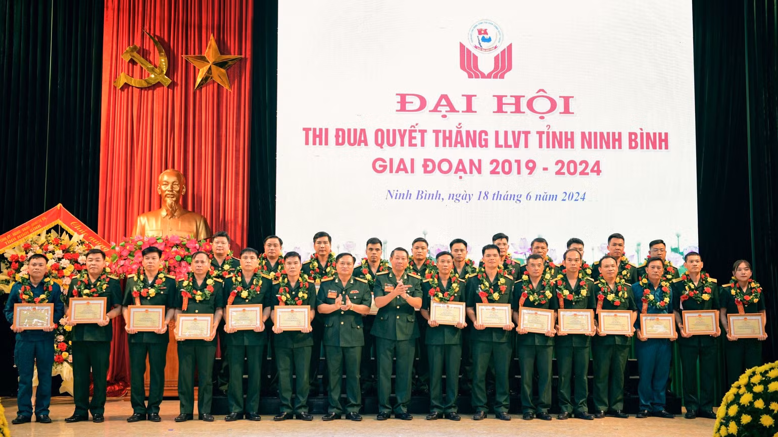 Lãnh đạo Bộ Chỉ huy quân sự tỉnh trao Giấy khen cho các tập thể và cá nhân có thành tích xuất sắc. Lãnh đạo Bộ Chỉ huy quân sự tỉnh trao Giấy khen cho các tập thể và cá nhân có thành tích xuất sắc.