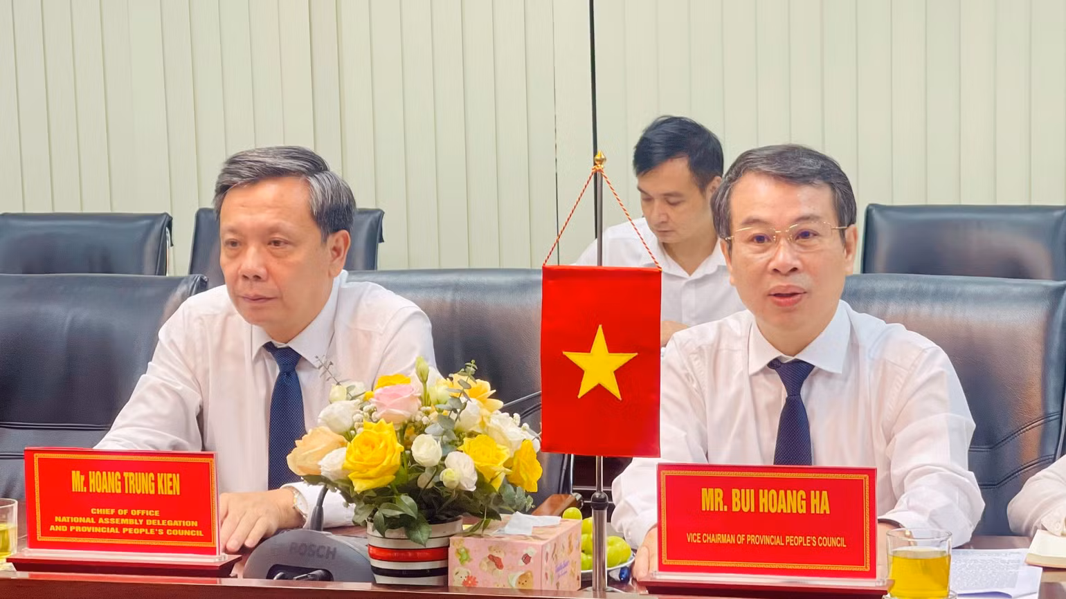 Phó Chủ tịch Thường trực Hội đồng nhân dân tỉnh Ninh Bình Bùi Hoàng Hà phát biểu tại buổi làm việc. Phó Chủ tịch Thường trực Hội đồng nhân dân tỉnh Ninh Bình Bùi Hoàng Hà phát biểu tại buổi làm việc.