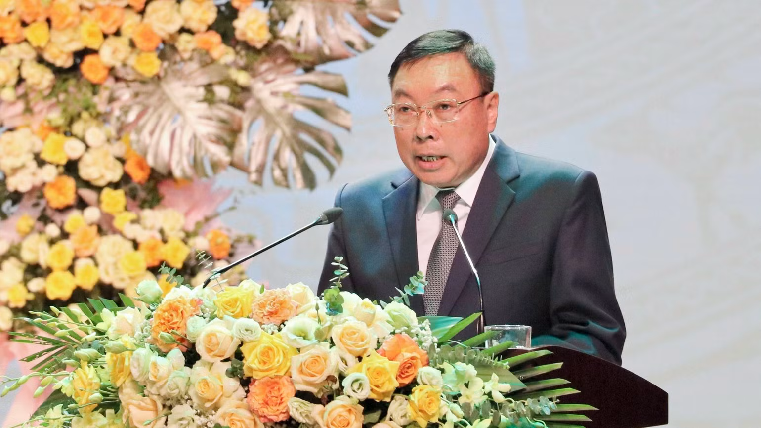 Đồng chí Đinh Văn Tiên, Bí thư Thành ủy Ninh Bình trình bày diễn văn tại lễ kỷ niệm.