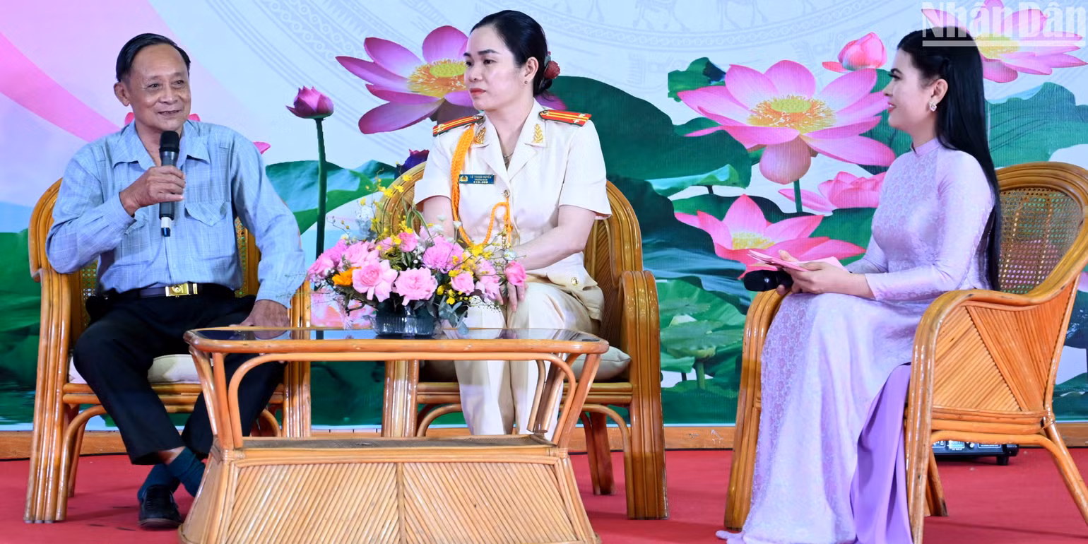 Các điển hình tiên tiến học và làm theo Bác giao lưu với các đại biểu. Các điển hình tiên tiến học và làm theo Bác giao lưu với các đại biểu.
