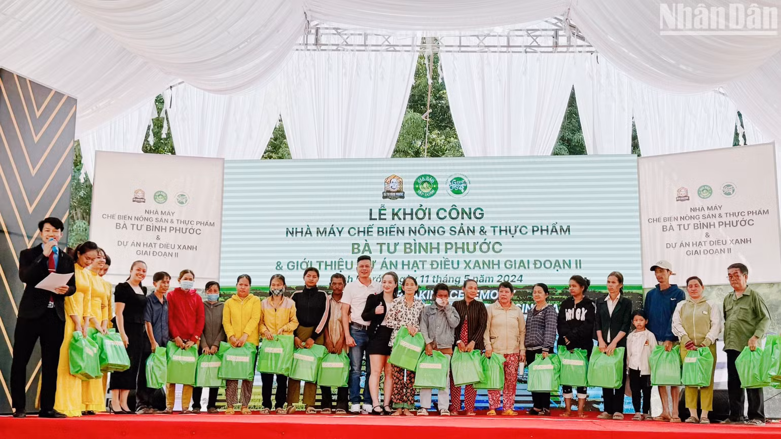 Ban Tổ chức trao quà an sinh xã hội tại huyện Đồng Phú, tỉnh Bình Phước. Ban Tổ chức trao quà an sinh xã hội tại huyện Đồng Phú, tỉnh Bình Phước.