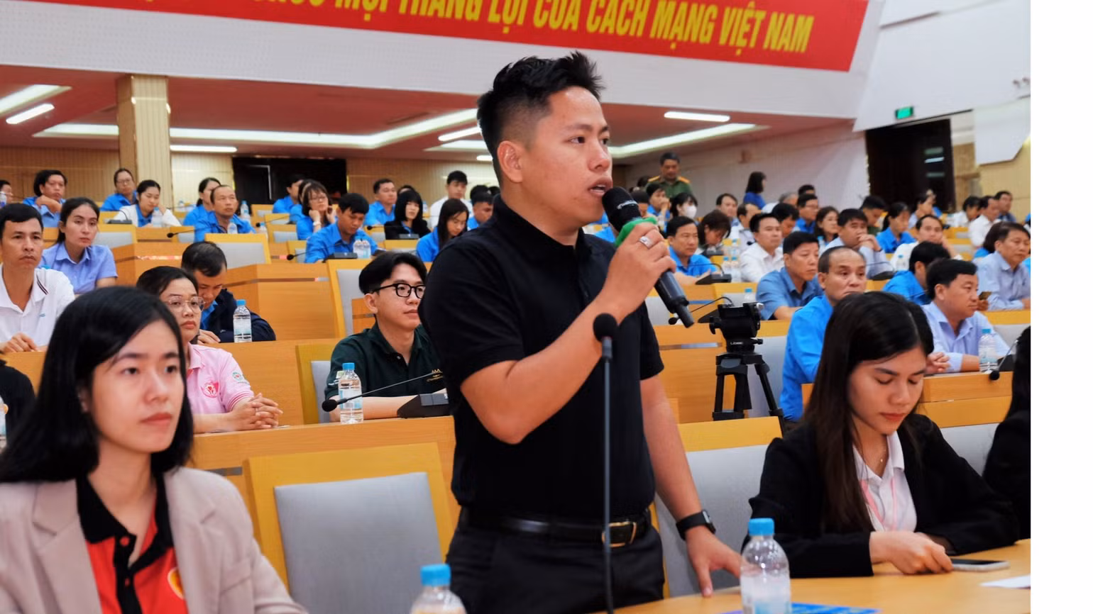 Đoàn viên công đoàn phát biểu ý kiến, kiến nghị với Bí thư tỉnh ủy Bình Phước Nguyễn Mạnh Cường. Đoàn viên công đoàn phát biểu ý kiến, kiến nghị với Bí thư tỉnh ủy Bình Phước Nguyễn Mạnh Cường.