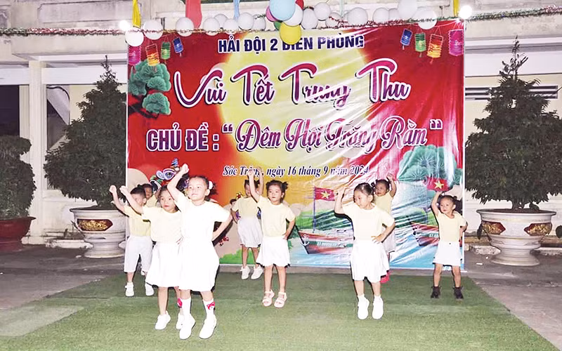 Các em thiếu nhi dân tộc biểu diễn văn nghệ trong đêm Trung thu. Các em thiếu nhi dân tộc biểu diễn văn nghệ trong đêm Trung thu.