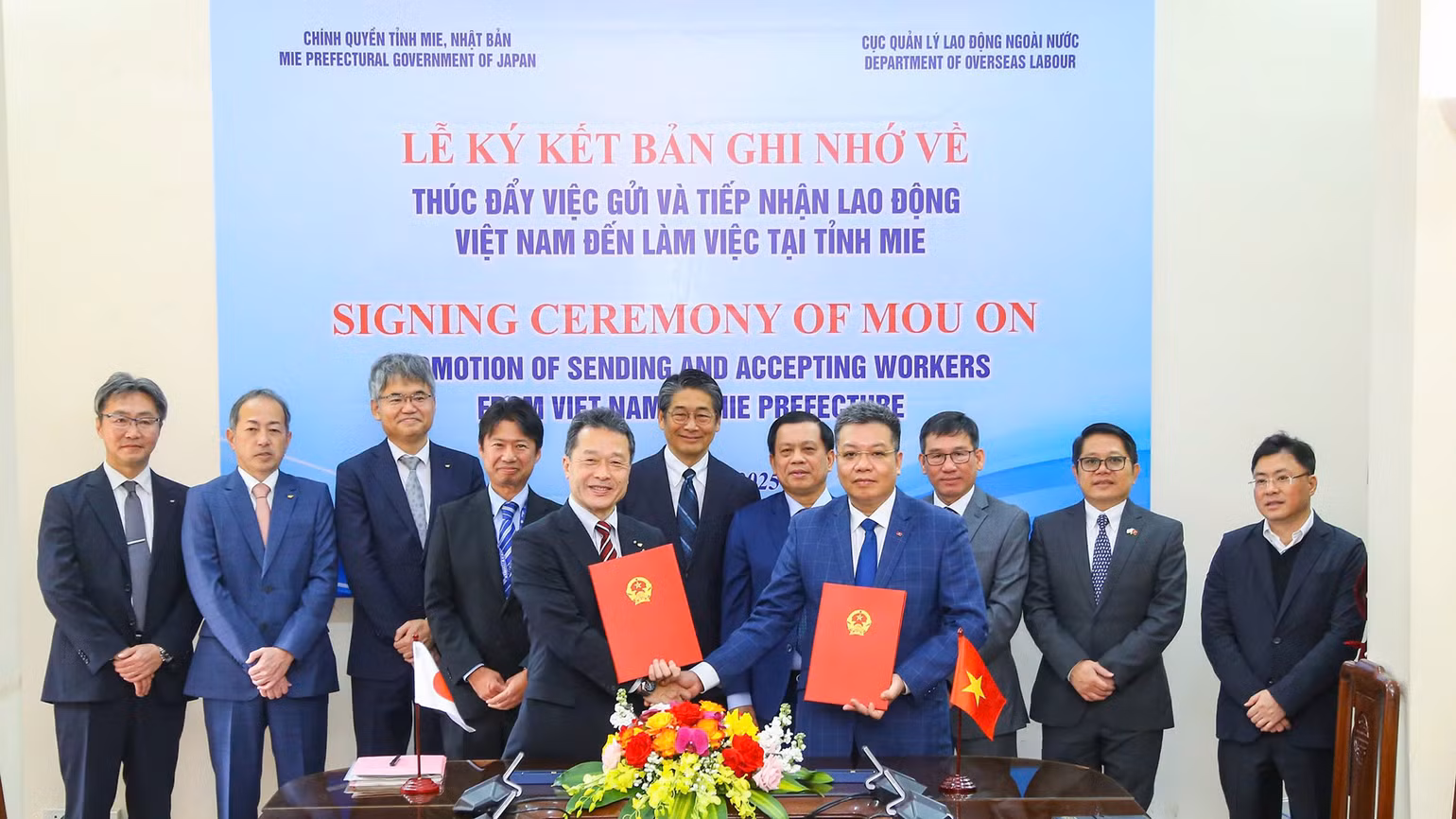 Quang cảnh lễ ký kết Bản ghi nhớ giữa Cục Quản lý lao động ngoài nước và Chính quyền tỉnh Mie. (Ảnh: TỐNG GIÁP) Quang cảnh lễ ký kết Bản ghi nhớ giữa Cục Quản lý lao động ngoài nước và Chính quyền tỉnh Mie. (Ảnh: TỐNG GIÁP)