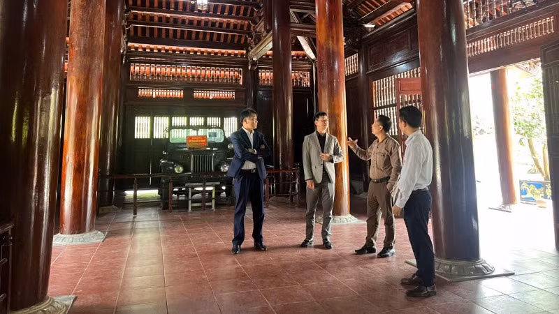 Khảo sát không gian tại Khu di tích để chọn vị trí phù hợp cho tác phẩm.