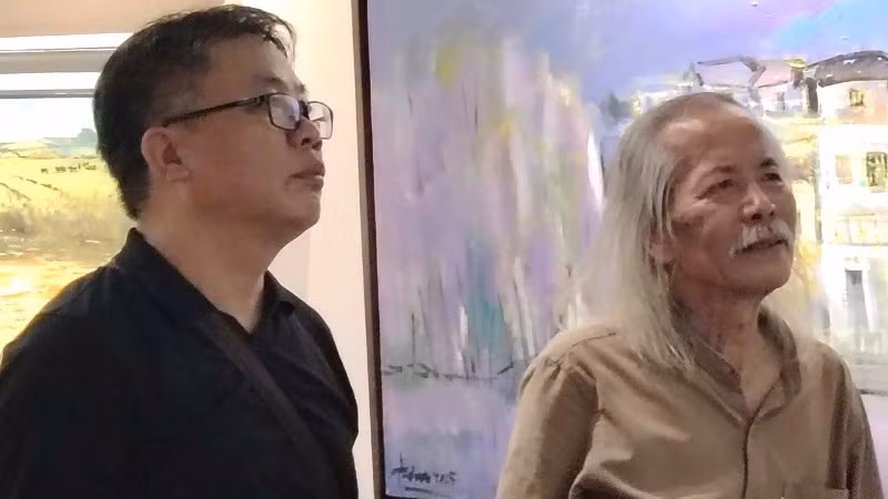 Họa sĩ Lương Xuân Đoàn (phải) luôn đồng hành, khích lệ các họa sĩ trong cả nước.