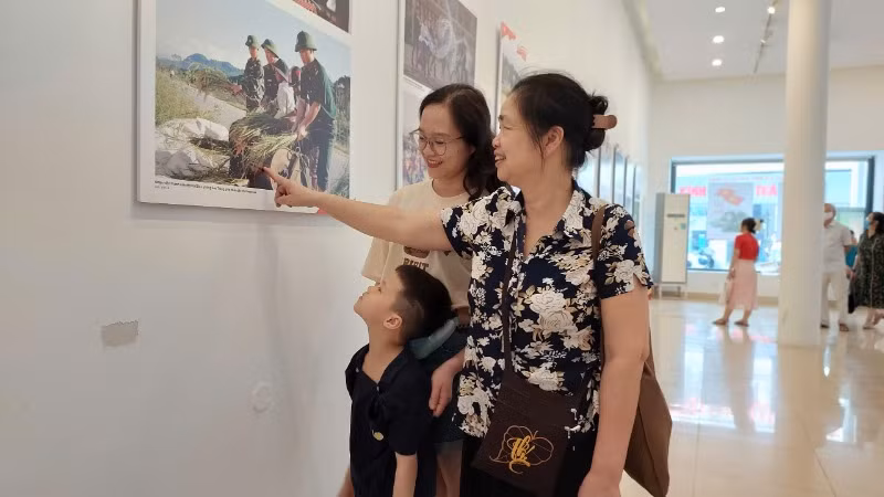 Nhiều gia đình chọn triển lãm để trao truyền tới thế hệ măng non lòng tự hào dân tộc.