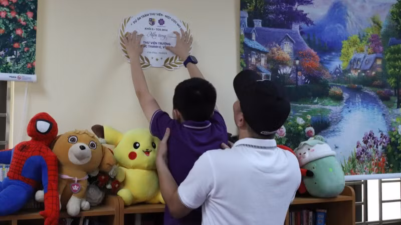Người lớn và trẻ thơ chung tay xây dựng thư viện cho trường bạn. Người lớn và trẻ thơ chung tay xây dựng thư viện cho trường bạn.