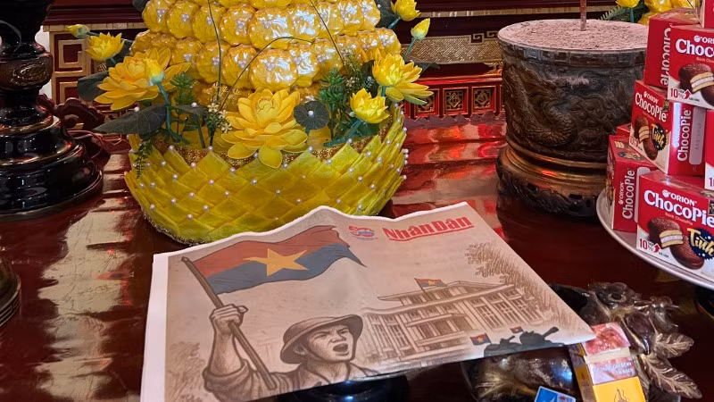 Nhiều du khách xếp hàng chờ đến lượt nhận phụ san Báo Nhân Dân và đã mang theo suốt hành trình về nguồn dịp nghỉ lễ.