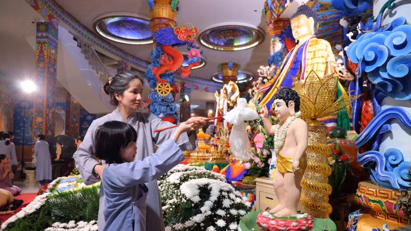 Các em thiếu nhi cũng được hướng dẫn thực hành lễ tắm Phật - một nghi lễ thiêng liêng trong mùa Phật đản.