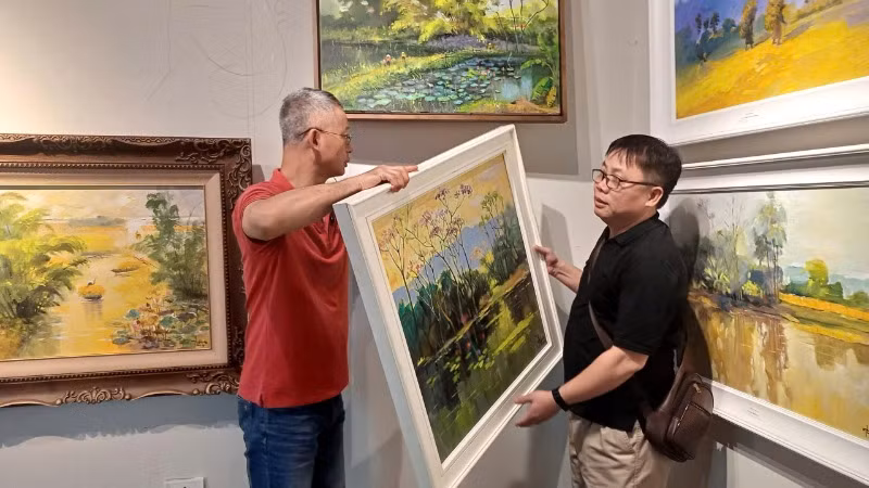 Lần lượt các bức tranh được tháo dỡ để về tay nhà sưu tập.