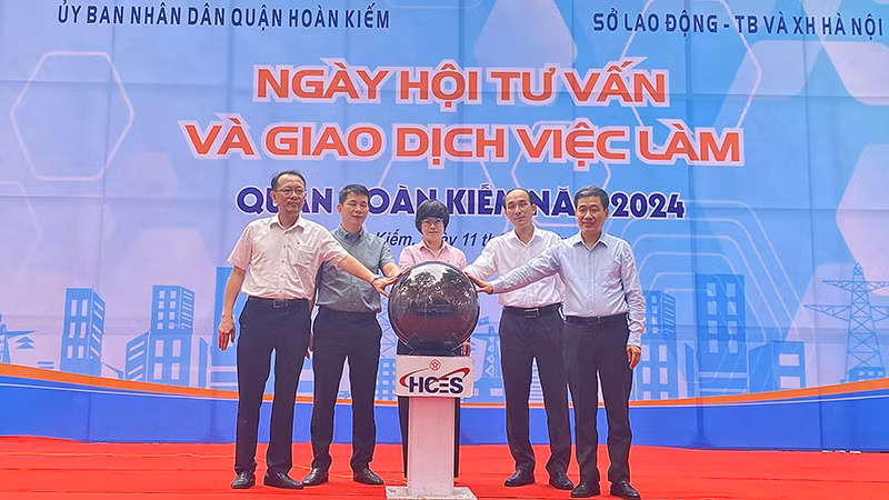 Ngày hội tư vấn và giao dịch việc làm quận Hoàn Kiếm năm 2024 tại Hà Nội, tháng 5/2024. (Ảnh: THU DUYÊN)