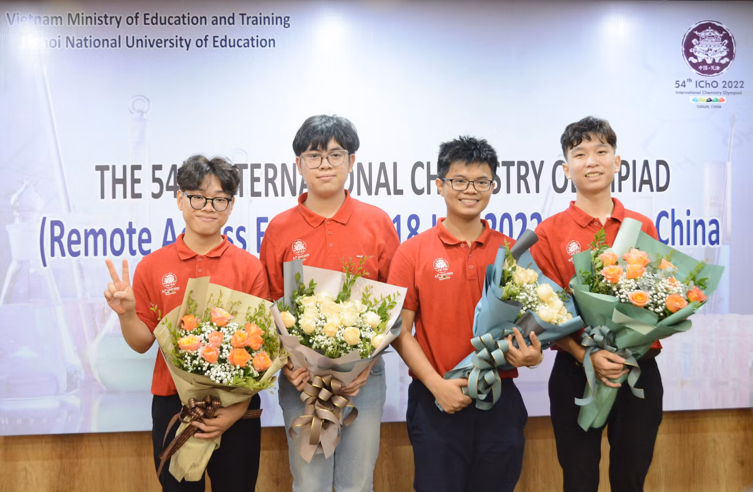 Chủ nhân của 4 Huy chương Vàng Olympic Hóa học quốc tế năm 2022, từ trái qua phải: Phan Xuân Hành; Phạm Nguyễn Minh Tuấn; Nguyễn Việt Phong; Trần Đức Minh.