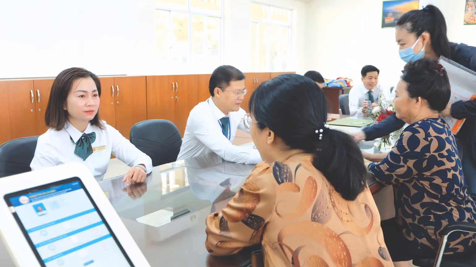 Những sáng kiến trong thi hành công vụ giúp xây dựng chính quyền thân thiện. Trong ảnh: Cán bộ Trung tâm Dịch vụ công Thành phố Thủ Đức (Thành phố Hồ Chí Minh) tiếp công dân. Ảnh: Đặng Thành