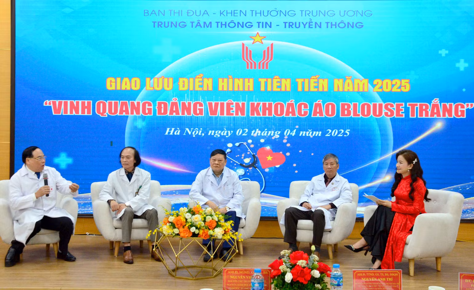 Các bác sĩ tham gia giao lưu trong chương trình. Ảnh: PHẠM CƯỜNG. Các bác sĩ tham gia giao lưu trong chương trình. Ảnh: PHẠM CƯỜNG.