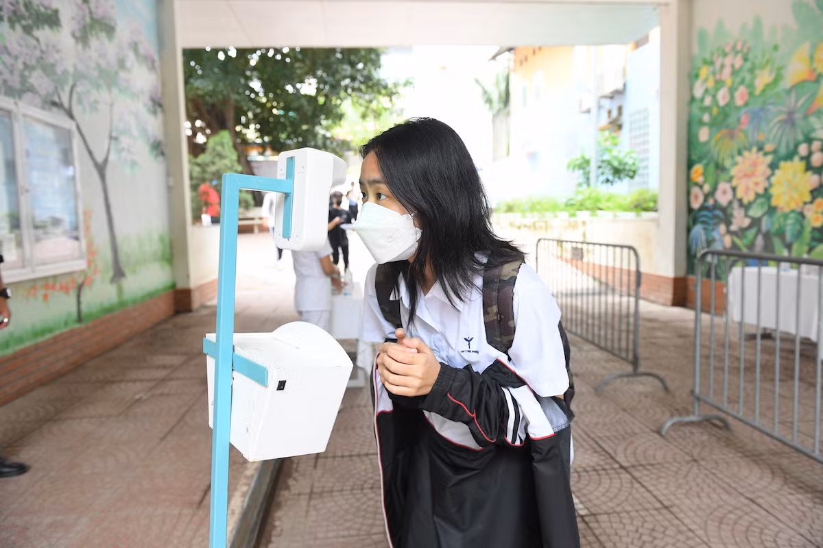 Kiểm tra thân nhiệt khi vào trường học (Ảnh: THÀNH ĐẠT)