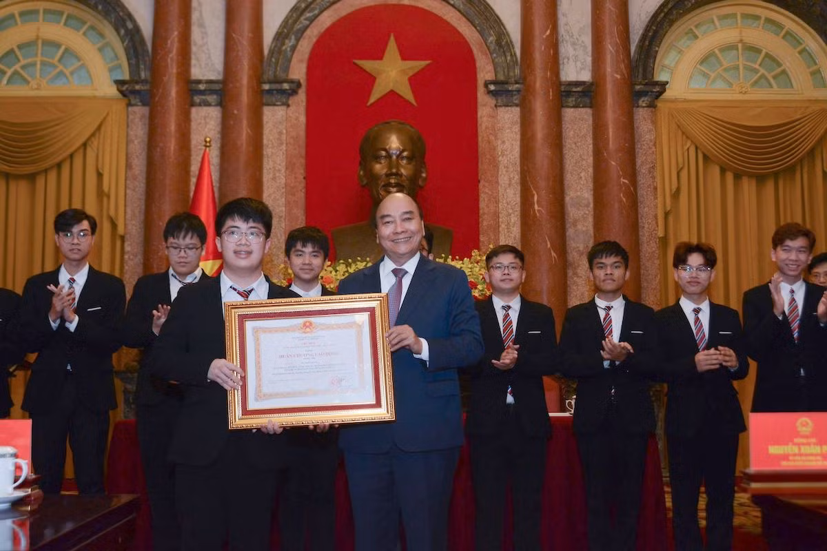 Chủ tịch nước Nguyễn Xuân Phúc trao tặng Huân chương Lao động hạng Nhì cho Ngô Quý Đăng tại buổi gặp mặt, biểu dương học sinh đoạt giải Olympic về Khoa học kỹ thuật quốc tế năm 2022.
