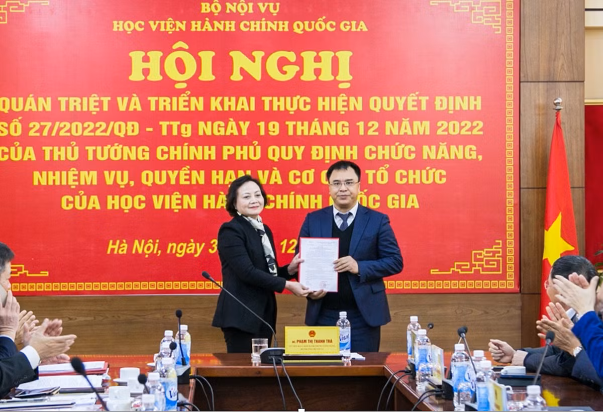 Bộ trưởng Phạm Thị Thanh Trà trao Quyết định bổ nhiệm ông Nguyễn Quốc Sửu giữ chức vụ Phó Giám đốc Học viện Hành chính Quốc gia Bộ trưởng Phạm Thị Thanh Trà trao Quyết định bổ nhiệm ông Nguyễn Quốc Sửu giữ chức vụ Phó Giám đốc Học viện Hành chính Quốc gia