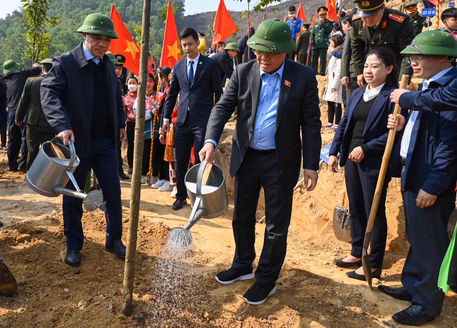 Chủ tịch Quốc hội Vương Đình Huệ và các đại biểu trồng cây tại lễ phát động. (Ảnh Duy Linh)
