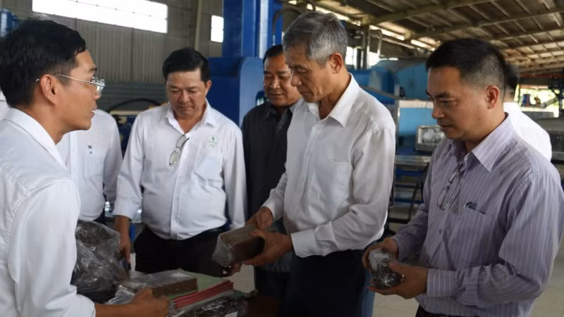 Đại sứ Nguyễn Minh Vũ tham quan nhà máy chế biến của các công ty cao su Cụm I thuộc Tập đoàn Công nghiệp Cao su Việt Nam.