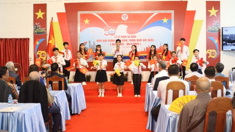 Tốp ca học sinh Trường tiểu học Hữu nghị Khmer-Việt Nam Tân Tiến trình diễn bài hát "Giải phóng miền nam". Tốp ca học sinh Trường tiểu học Hữu nghị Khmer-Việt Nam Tân Tiến trình diễn bài hát "Giải phóng miền nam".