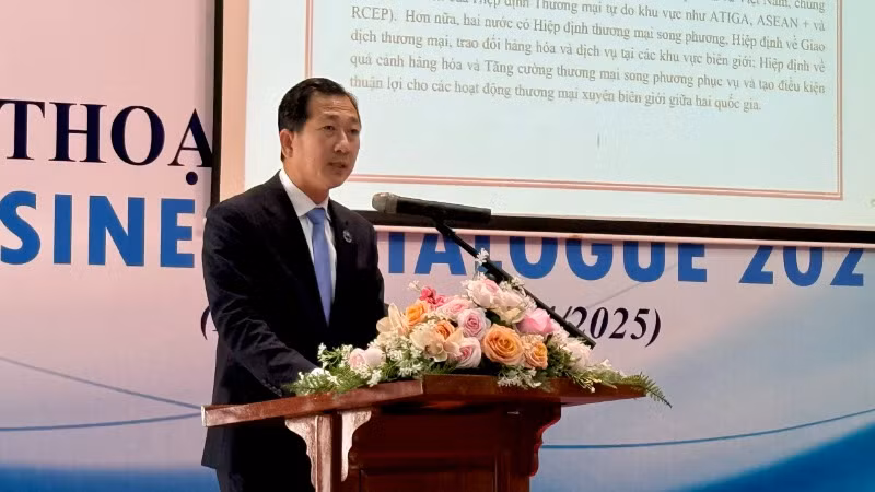 Tổng cục trưởng Tổng cục Dịch vụ hỗ trợ thương mại, Bộ Thương mại Campuchia Ho Siv Yong phát biểu ý kiến.