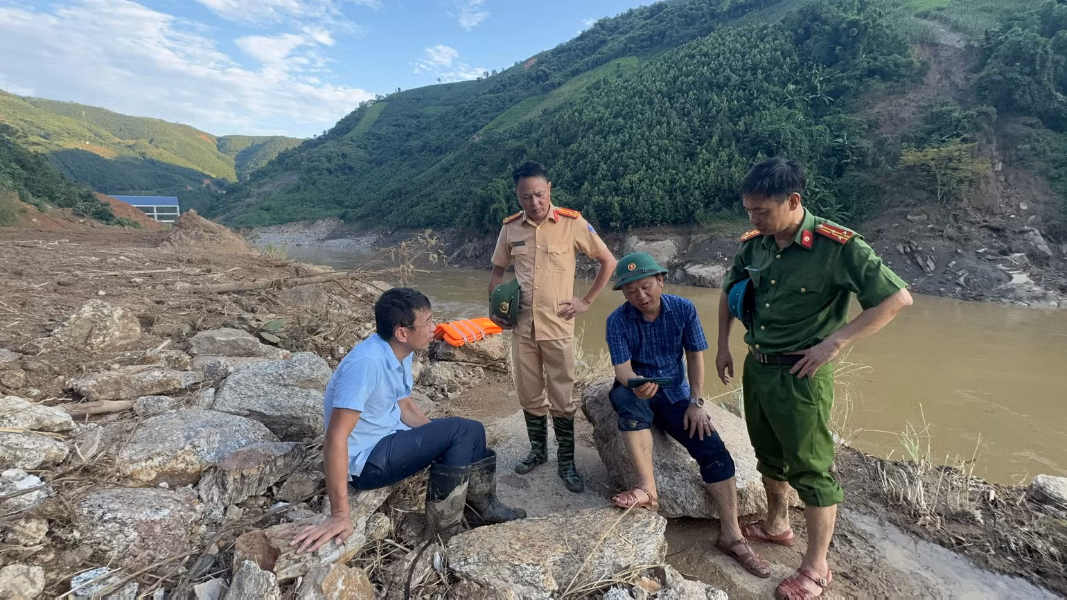Lãnh đạo sở Giao thông vận tải Lào Cai phối hợp với lực lượng cảnh sát giao thông (Công an tỉnh Lào Cai) kiểm tra bàn biện pháp mở đường thông tuyến đến vùng sạt lở, tập trung cứu nạn. Lãnh đạo sở Giao thông vận tải Lào Cai phối hợp với lực lượng cảnh sát giao thông (Công an tỉnh Lào Cai) kiểm tra bàn biện pháp mở đường thông tuyến đến vùng sạt lở, tập trung cứu nạn.