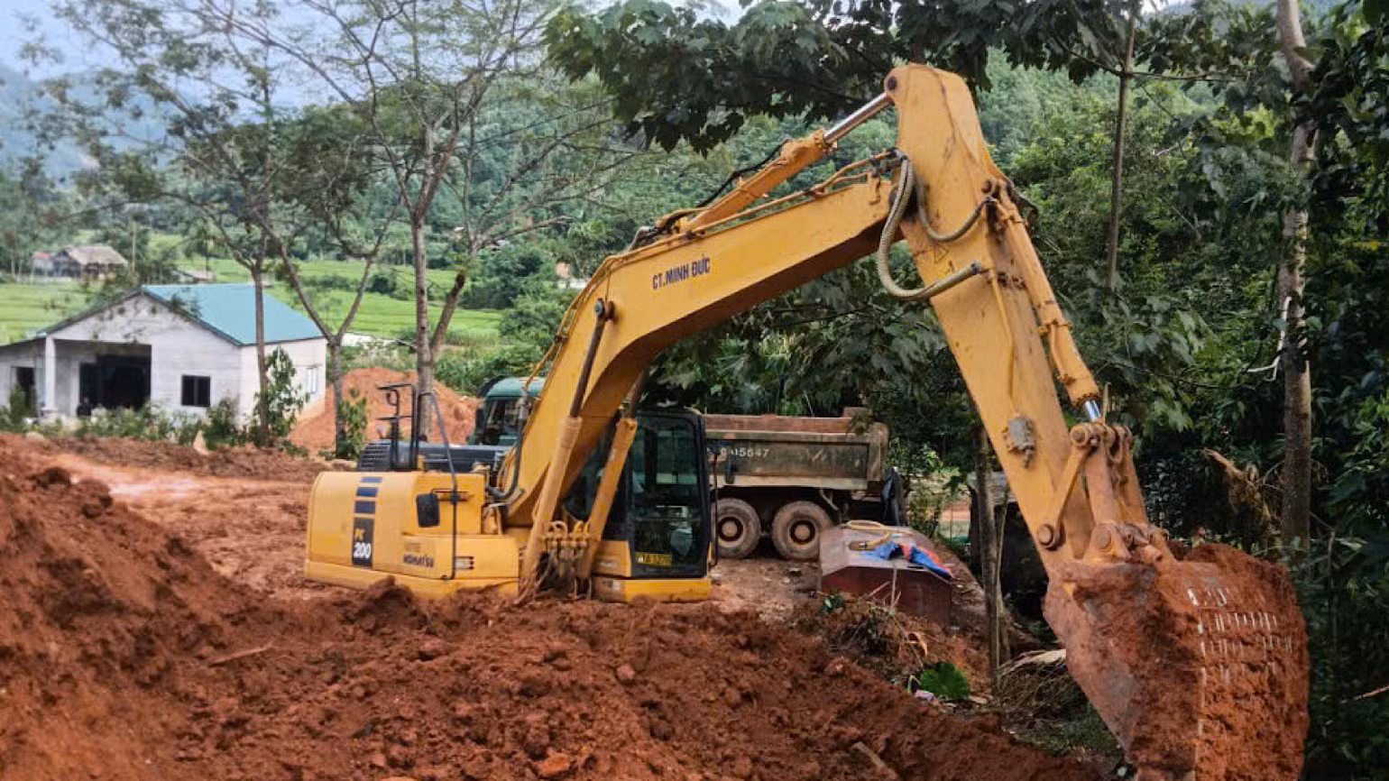 Máy móc, thiết bị của Công ty Minh Đức Lào Cai tham gia thi công khu tái định cư Làng Nủ. Máy móc, thiết bị của Công ty Minh Đức Lào Cai tham gia thi công khu tái định cư Làng Nủ.