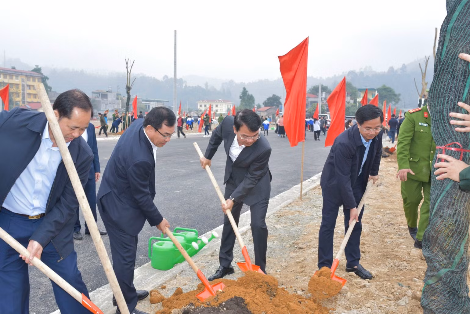 Bí thư Tỉnh ủy Lào Cai Đặng Xuân Phong và các đồng chí lãnh đạo tỉnh Lào Cai trồng cây xanh. Bí thư Tỉnh ủy Lào Cai Đặng Xuân Phong và các đồng chí lãnh đạo tỉnh Lào Cai trồng cây xanh.