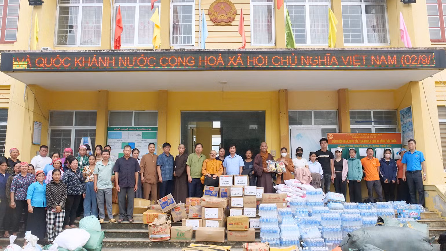 Nhân dân huyện Văn Bàn nhận hàng cứu trợ chiều 20/9. Nhân dân huyện Văn Bàn nhận hàng cứu trợ chiều 20/9.