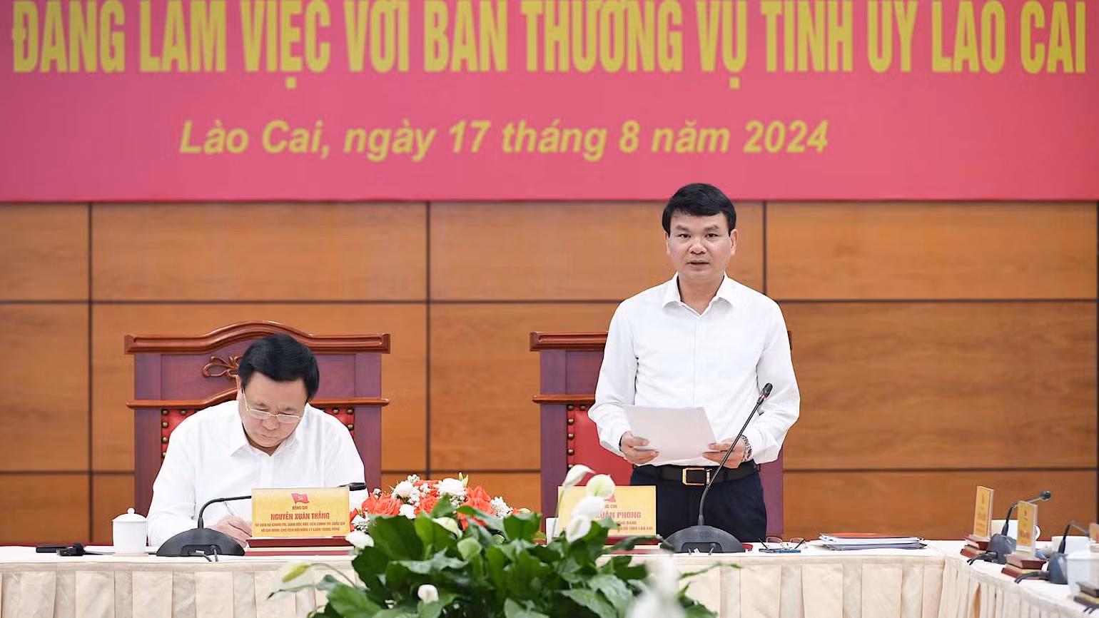 Đồng chí Đặng Xuân Phong, Bí thư Tỉnh ủy Lào Cai báo cáo tại buổi làm việc.