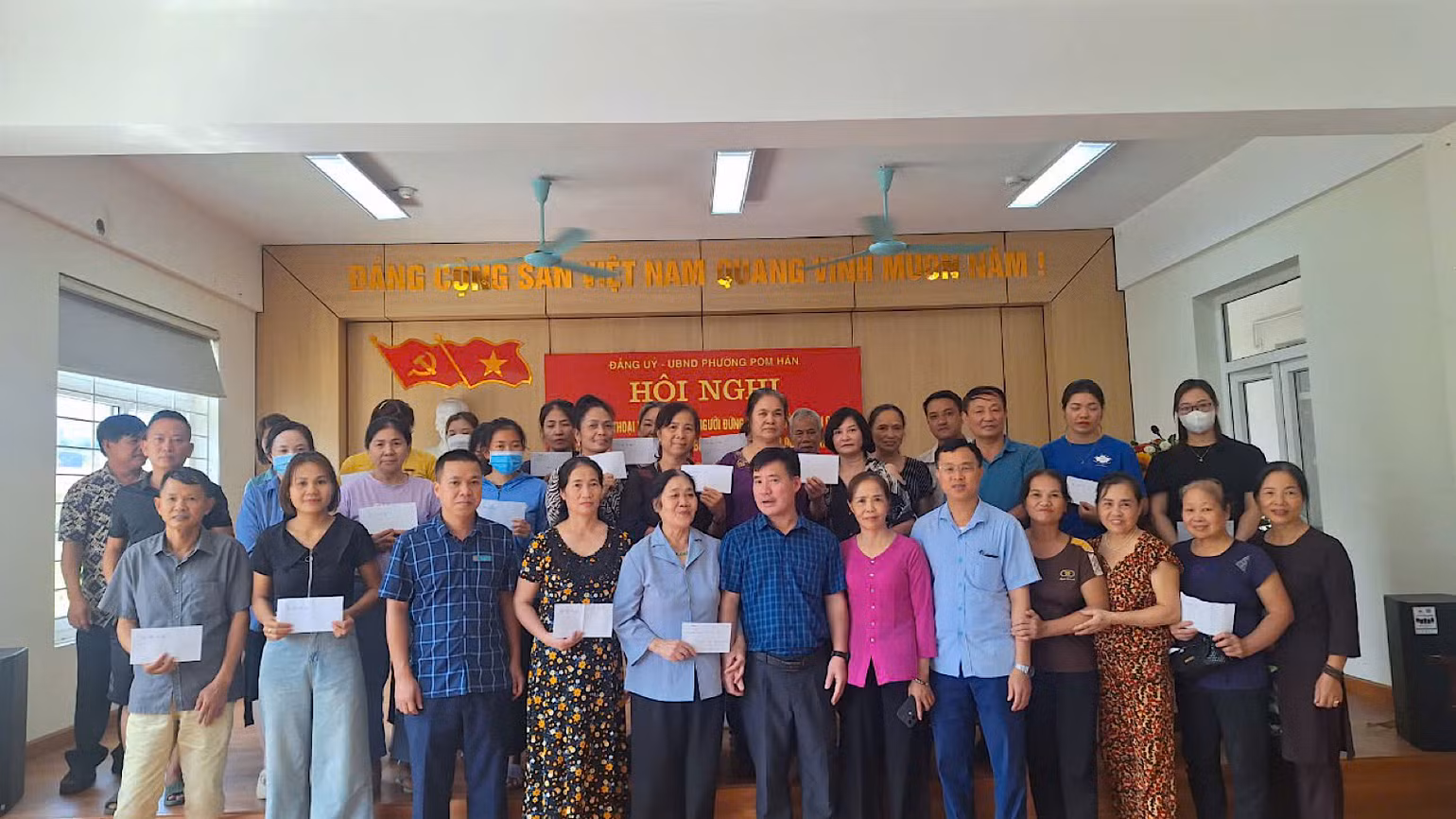Ngày 3/10, Văn phòng đại diện Báo Nhân Dân tại Lào Cai và Công ty cổ phần Kỹ thuật, công nghệ Thái An hỗ trợ 32 suất quà cho nhân dân Tổ dân phố 15, phường Pom Hán, thành phố Lào Cai, để khắc phục bão lụt.