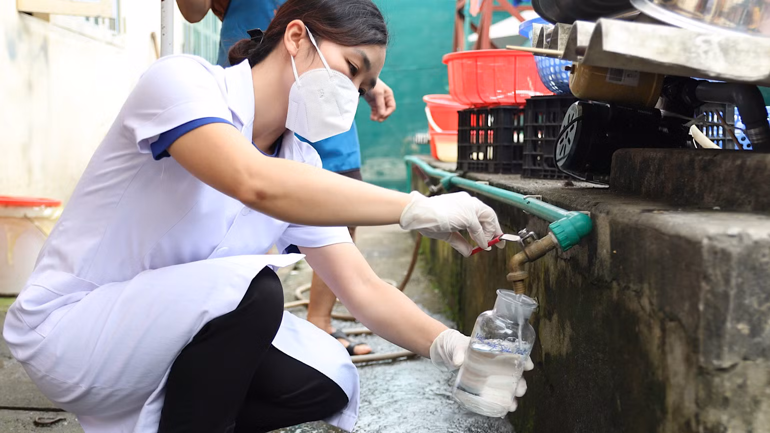 Trung tâm Kiểm soát bệnh tật Lào Cai lấy mẫu nước tại bể chứa nước bếp ăn số 1. Trung tâm Kiểm soát bệnh tật Lào Cai lấy mẫu nước tại bể chứa nước bếp ăn số 1.